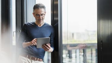 Man reading Northwestern Mutual’s weekly market commentary.