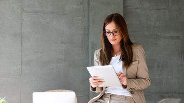 Woman reading Northwestern Mutual’s weekly market commentary.