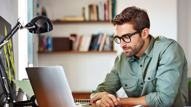 Man reading Northwestern Mutual’s Weekly Market Commentary.