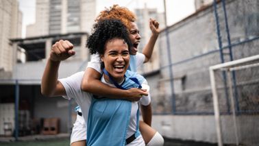 women-soccer-players-getting-on-offense